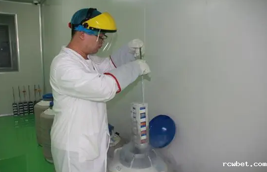 使用液氮罐提取样品